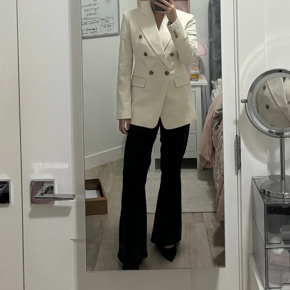 Banana Republic Cream Blazer - Picture 2 of 4